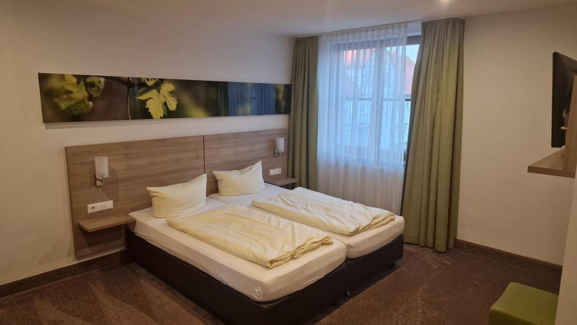 Ipsheim Schwarzer Adler - Hotel Garni מראה חיצוני תמונה