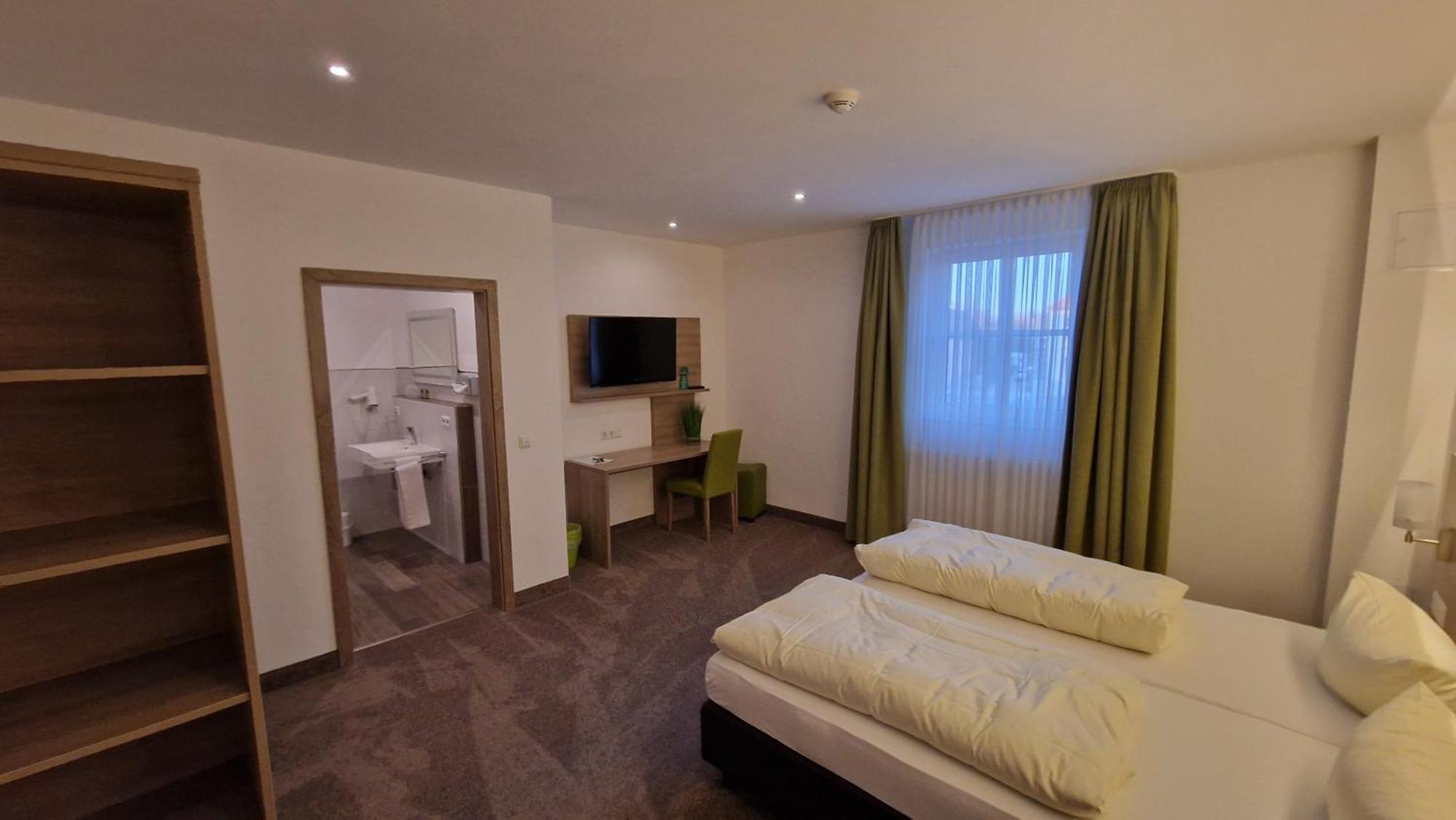 Ipsheim Schwarzer Adler - Hotel Garni מראה חיצוני תמונה