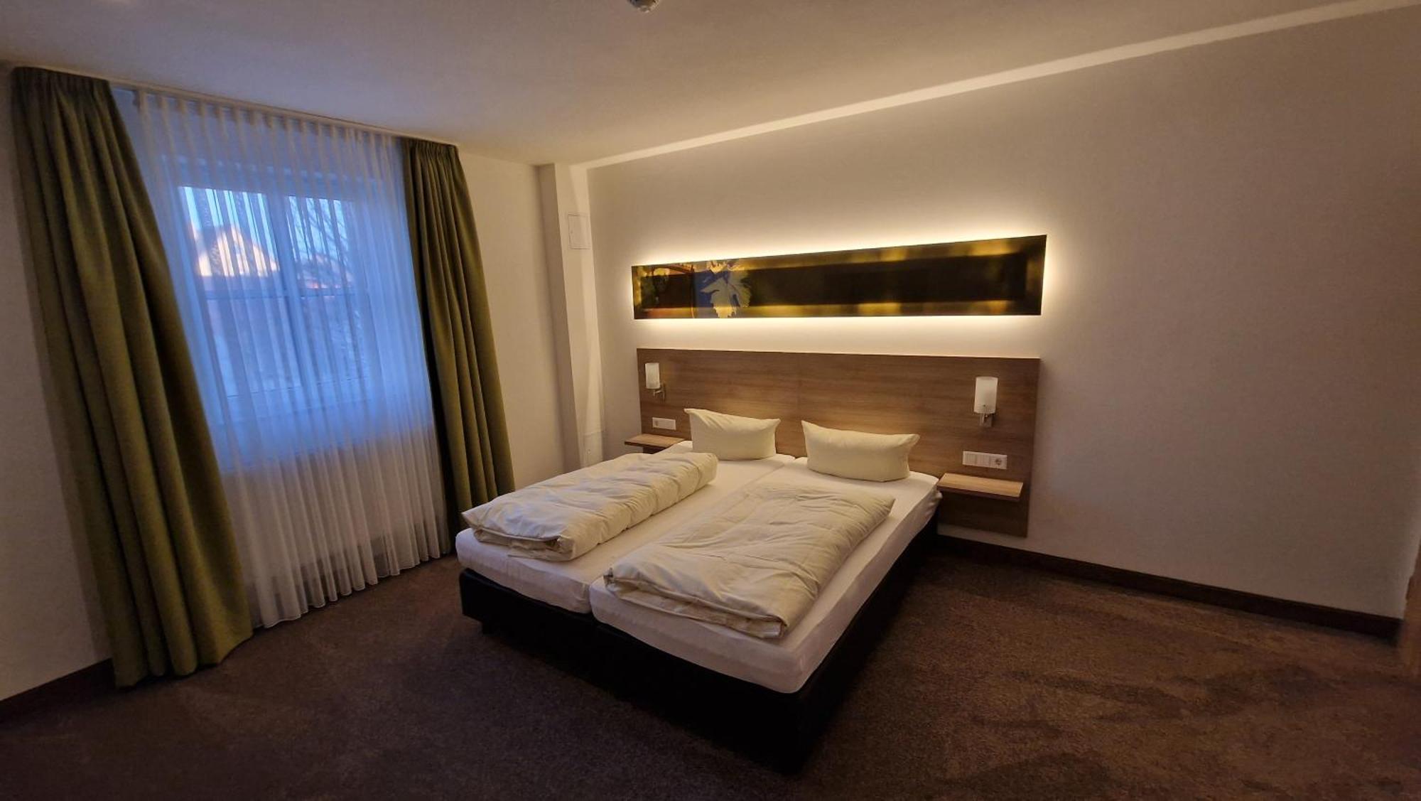 Ipsheim Schwarzer Adler - Hotel Garni מראה חיצוני תמונה