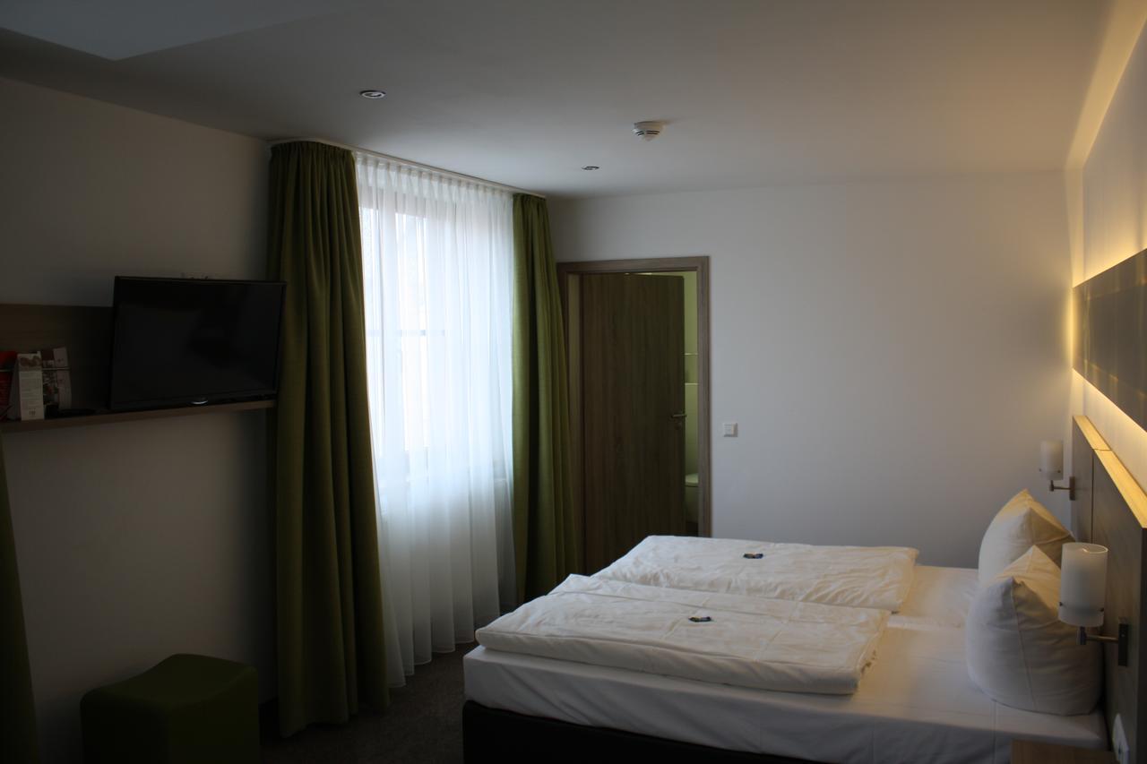 Ipsheim Schwarzer Adler - Hotel Garni חדר תמונה